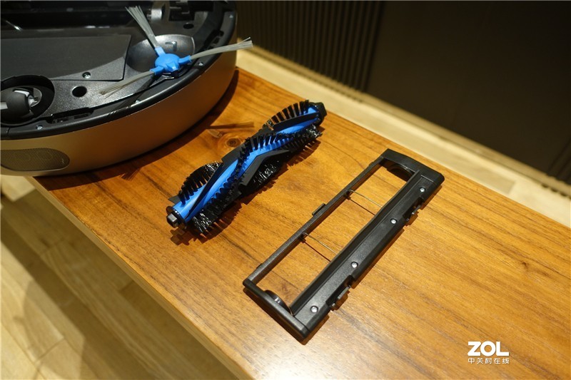 这款扫地机可以和小爱同学连接，实现语音指令控制，特别的棒