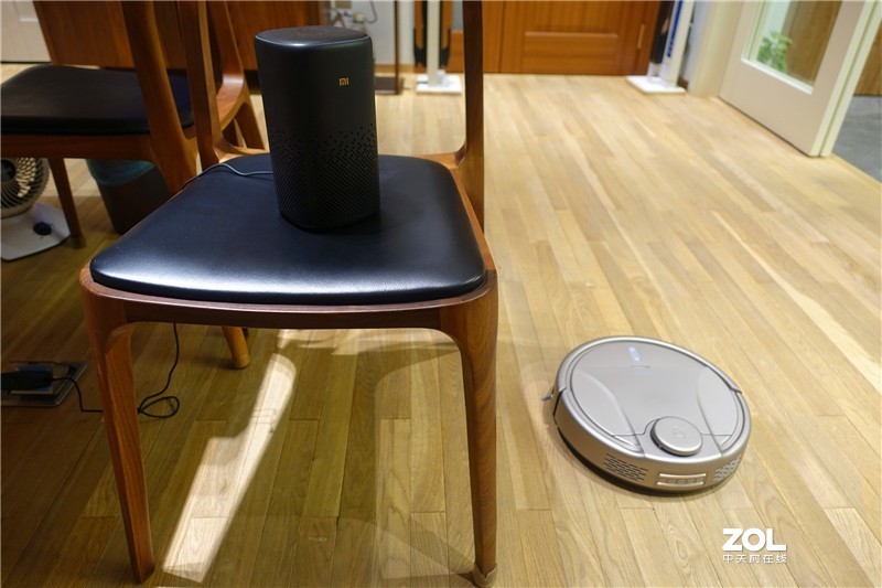 这款扫地机可以和小爱同学连接，实现语音指令控制，特别的棒
