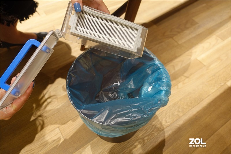 这款扫地机可以和小爱同学连接，实现语音指令控制，特别的棒