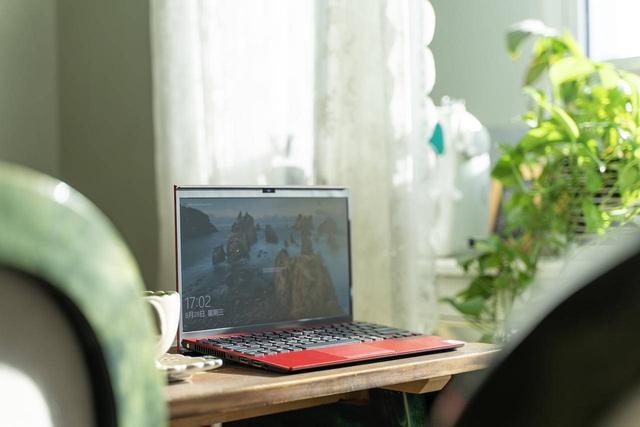 一张A4纸大小的笔记本挑战主力机，不知道产品经理疯了多少次