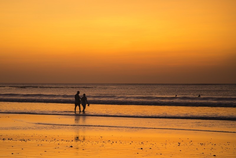 夕阳无限好，细品有味道。 夕阳西下，红霞满天，光影层叠，海滩如画。
