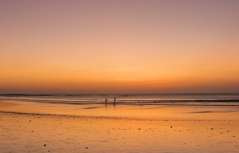 夕阳无限好，细品有味道。 夕阳西下，红霞满天，光影层叠，海滩如画。