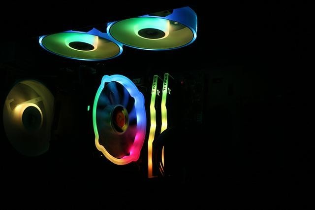 全金属机身设计，钢化侧透内部空间充足，显卡可横竖放置