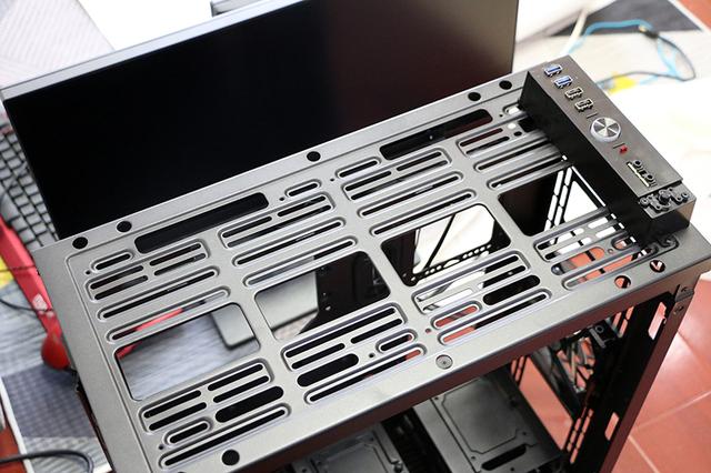 全金属机身设计，钢化侧透内部空间充足，显卡可横竖放置