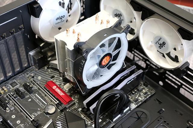 全金属机身设计，钢化侧透内部空间充足，显卡可横竖放置