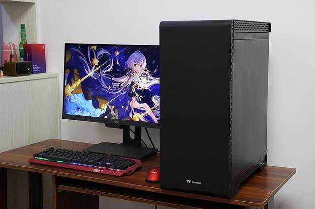 全金属机身设计，钢化侧透内部空间充足，显卡可横竖放置