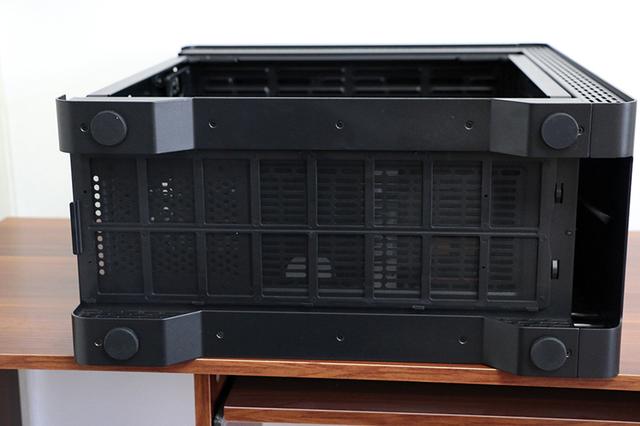 全金属机身设计，钢化侧透内部空间充足，显卡可横竖放置