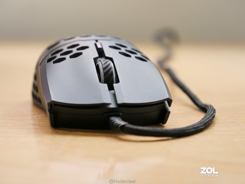 着重轻量化，辅以RGB：酷冷至尊 MM711 鼠标上手