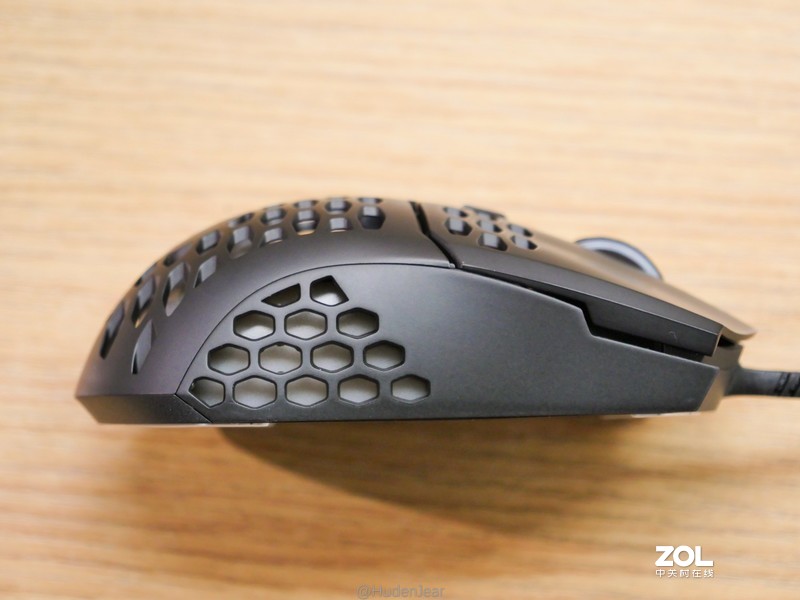 着重轻量化，辅以RGB：酷冷至尊 MM711 鼠标上手