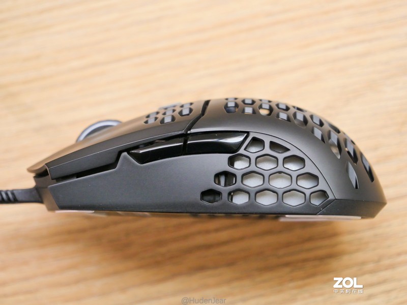 着重轻量化，辅以RGB：酷冷至尊 MM711 鼠标上手