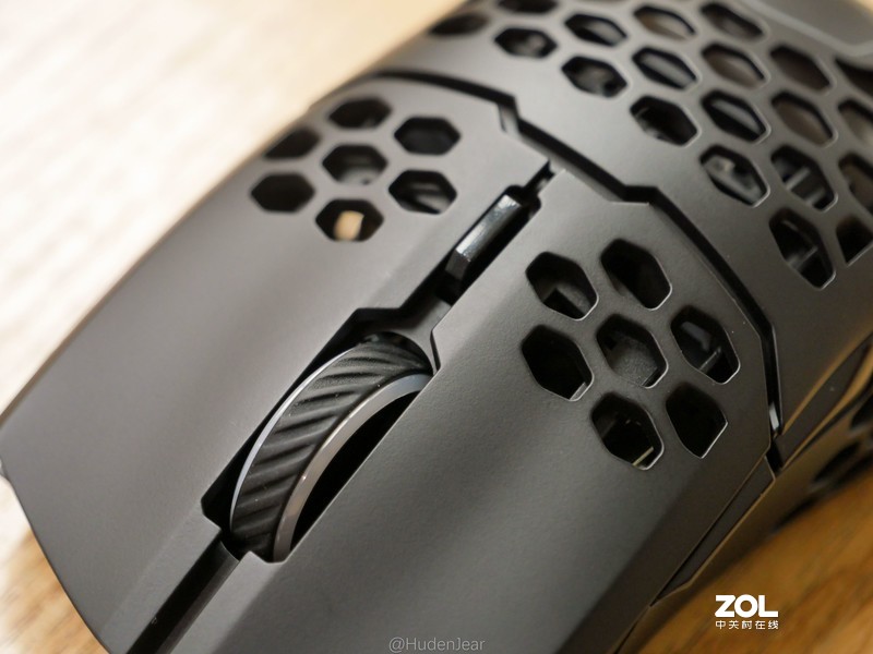 着重轻量化，辅以RGB：酷冷至尊 MM711 鼠标上手