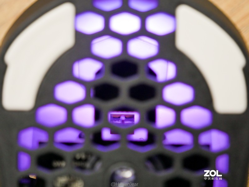 着重轻量化，辅以RGB：酷冷至尊 MM711 鼠标上手