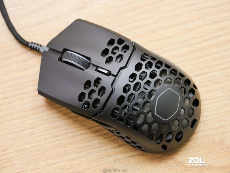 着重轻量化，辅以RGB：酷冷至尊 MM711 鼠标上手