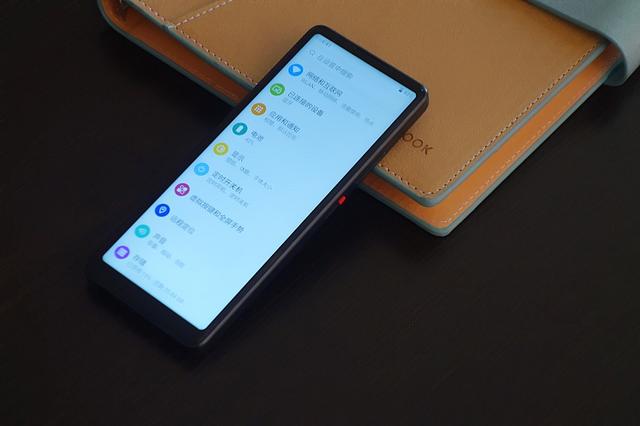 取代遥控器，充当翻译官，Qin 2多亲AI手机瞬间让你变成外国人