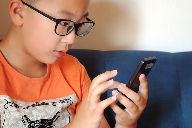 取代遥控器，充当翻译官，Qin 2多亲AI手机瞬间让你变成外国人