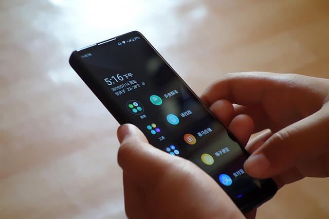 取代遥控器，充当翻译官，Qin 2多亲AI手机瞬间让你变成外国人