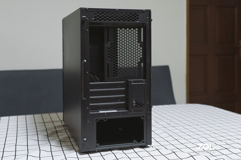 东海风云GI-R66U+酷冷至尊MB400L机箱：不要让女孩子独自宅家拆机