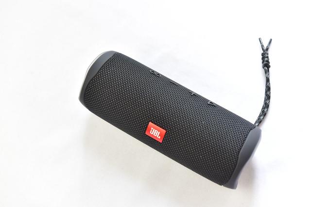 八九百的jbl flip5藍牙音箱值不值得買,來個德美橫評