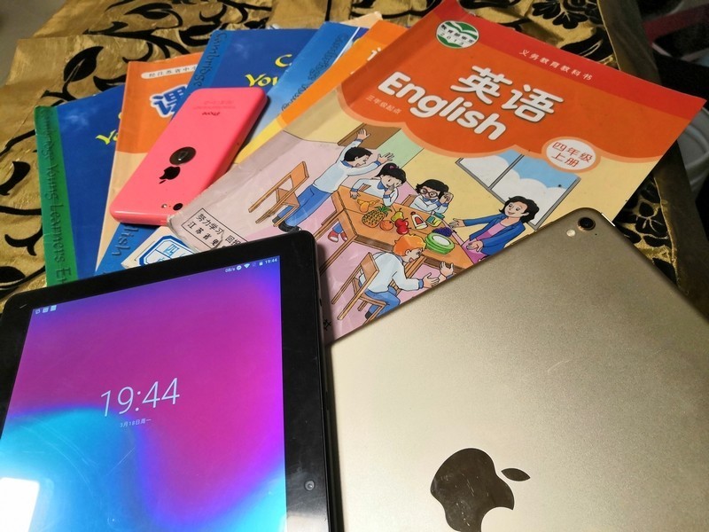 中英文双语 能读能听能看和学校教材同步的AI慧读器