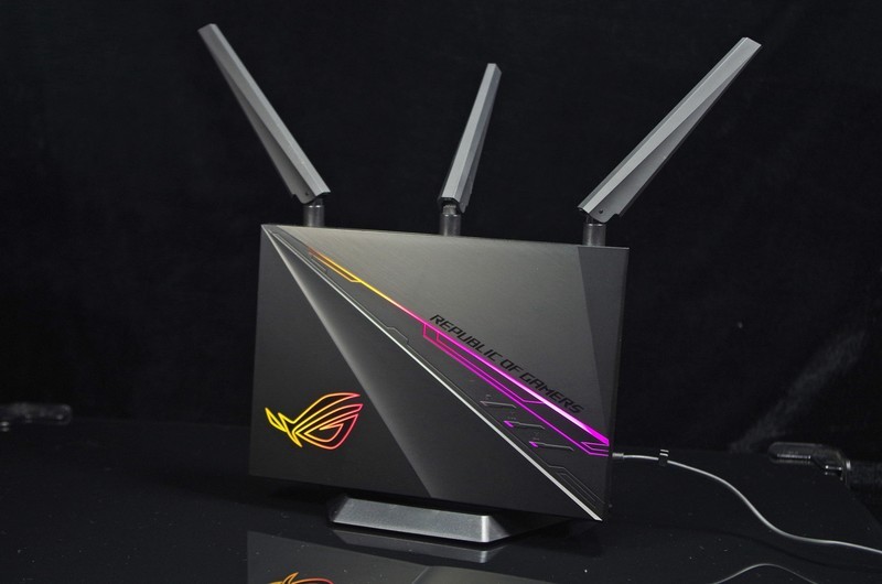 除了RGB灯效，华硕GT-AC2900已经做到全平台加速