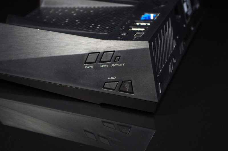 除了RGB灯效，华硕GT-AC2900已经做到全平台加速