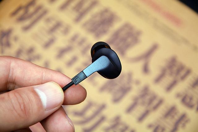 颈挂式、磁吸附，雷柏XS100蓝牙耳机售价不到Bose、大法的零头