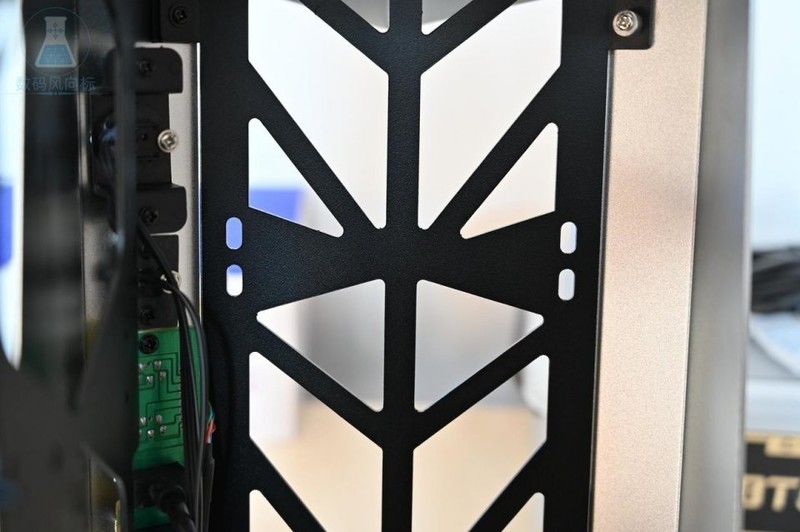 异形爱好者的机箱MOD大玩具，大水牛铁血战士机箱体验