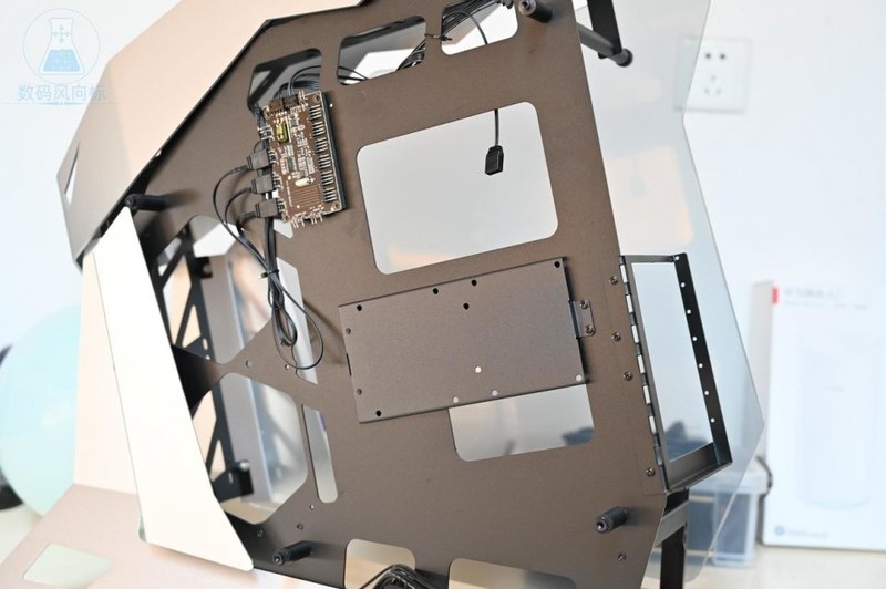 异形爱好者的机箱MOD大玩具，大水牛铁血战士机箱体验