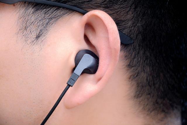 颈挂式、磁吸附，雷柏XS100蓝牙耳机售价不到Bose、大法的零头