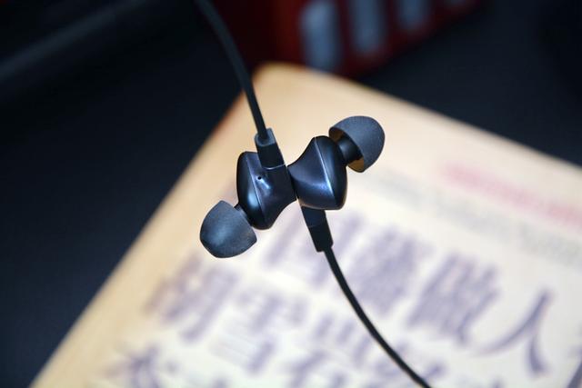 颈挂式、磁吸附，雷柏XS100蓝牙耳机售价不到Bose、大法的零头