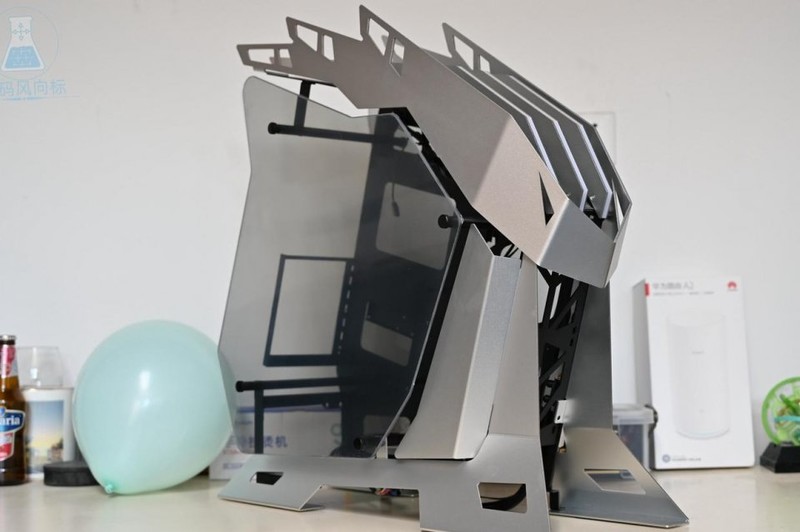 异形爱好者的机箱MOD大玩具，大水牛铁血战士机箱体验