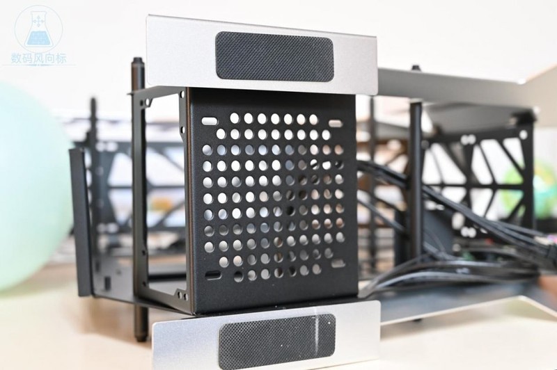 异形爱好者的机箱MOD大玩具，大水牛铁血战士机箱体验