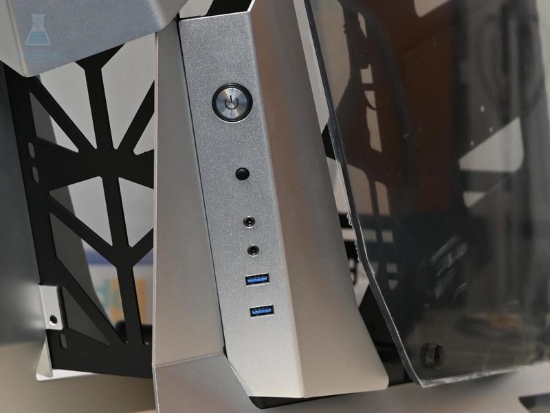 异形爱好者的机箱MOD大玩具，大水牛铁血战士机箱体验