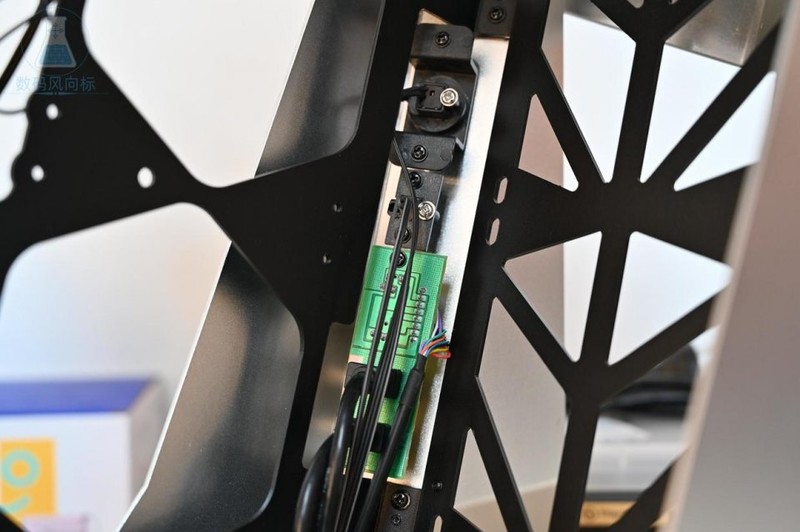 异形爱好者的机箱MOD大玩具，大水牛铁血战士机箱体验