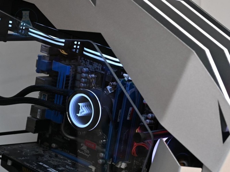 异形爱好者的机箱MOD大玩具，大水牛铁血战士机箱体验