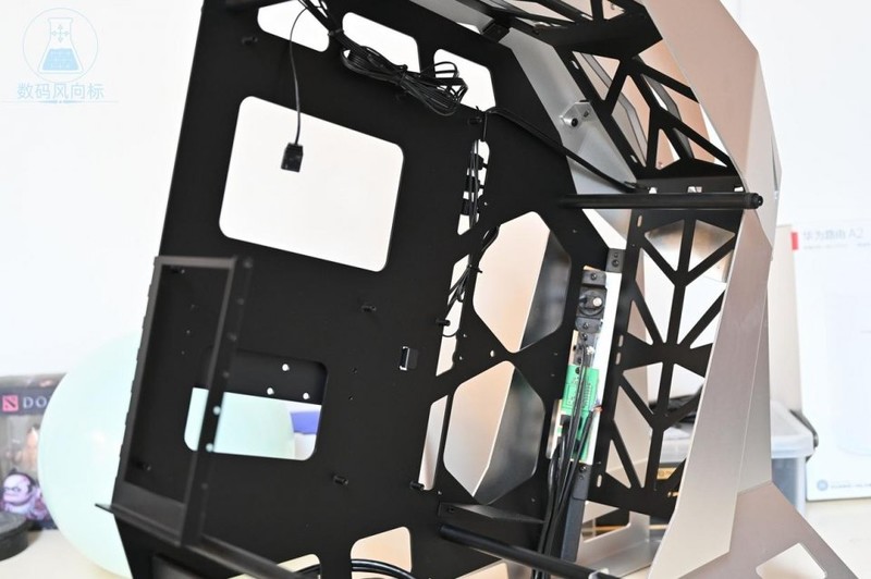 异形爱好者的机箱MOD大玩具，大水牛铁血战士机箱体验