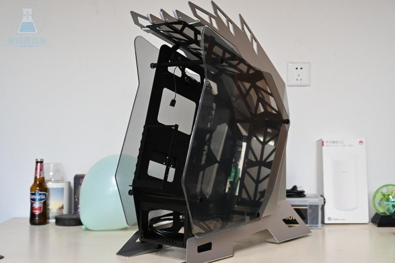 异形爱好者的机箱MOD大玩具，大水牛铁血战士机箱体验