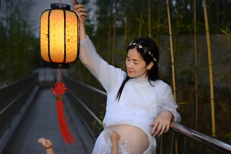 新入手的新镜头，为媳妇拍个二宝的孕照