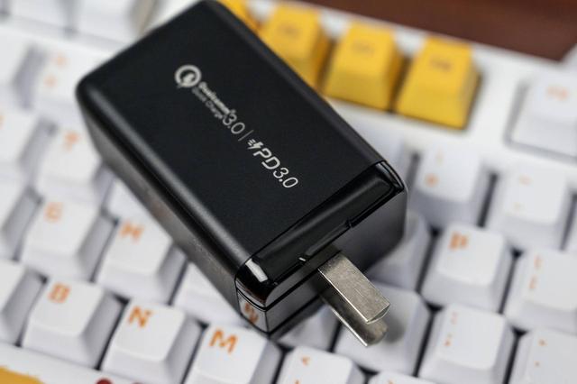 充电接口不够用？MOMAX氮化镓PD快充充电器给你解决办法