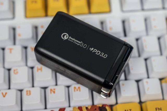 充电接口不够用？MOMAX氮化镓PD快充充电器给你解决办法