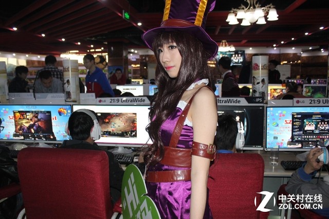 妞儿们！！！有本事放开那些显示器，冲我来！！！