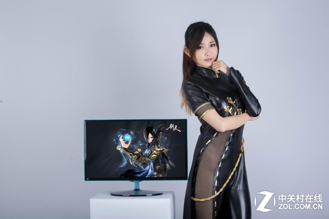 妞儿们！！！有本事放开那些显示器，冲我来！！！