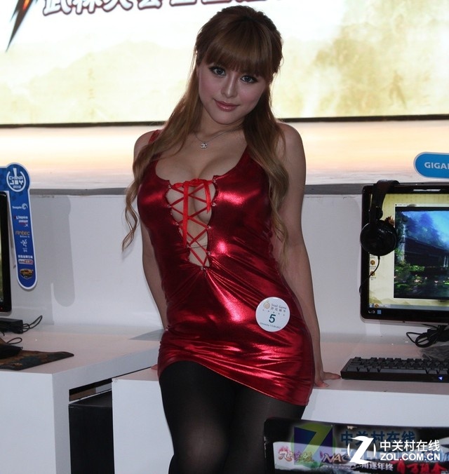 妞儿们！！！有本事放开那些显示器，冲我来！！！