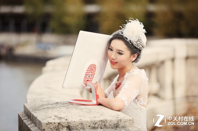 妞儿们！！！有本事放开那些显示器，冲我来！！！