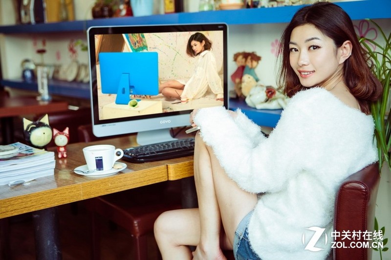 妞儿们！！！有本事放开那些显示器，冲我来！！！