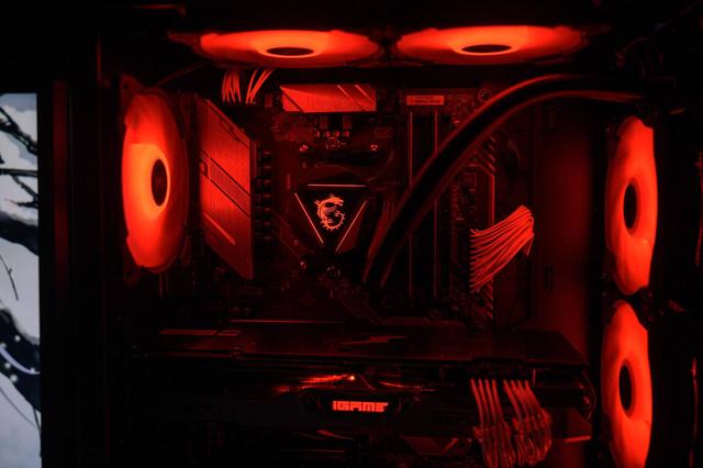 重燃桌面RGB，红龙套装全新中塔机箱MPG GUNGNIR 110R