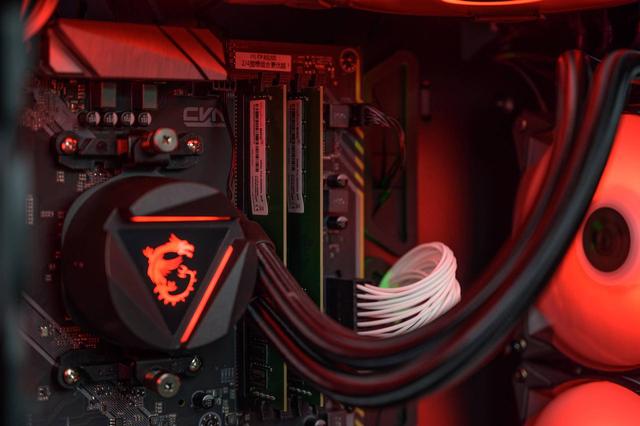 重燃桌面RGB，红龙套装全新中塔机箱MPG GUNGNIR 110R