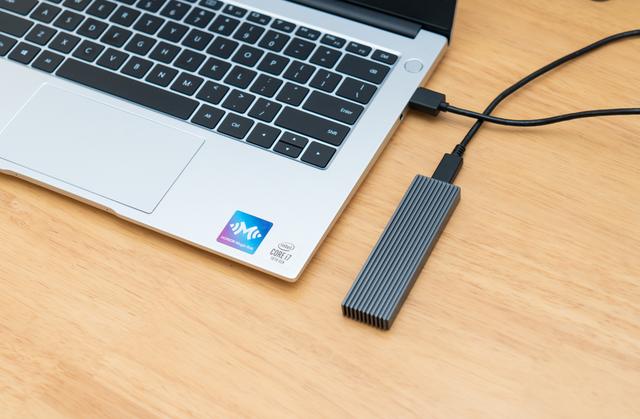 升级下来的NV固态别扔，装到硬盘盒里，性能依然强悍