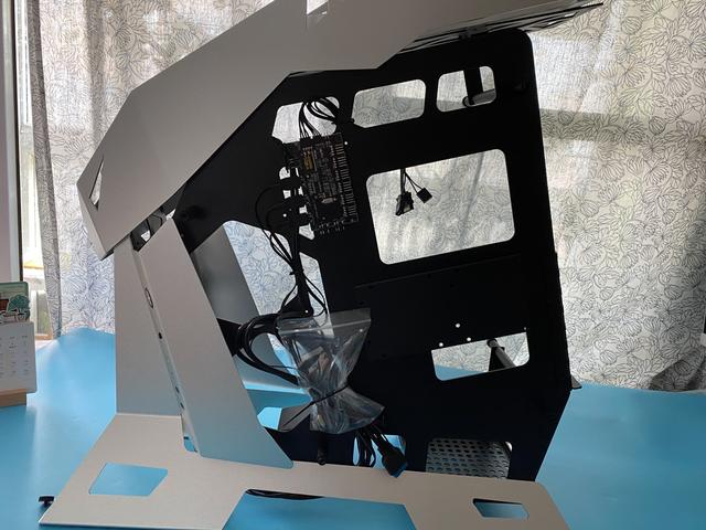 异形机箱好玩吗？装一个看看效果如何，大水牛铁血战士铝合金酷不