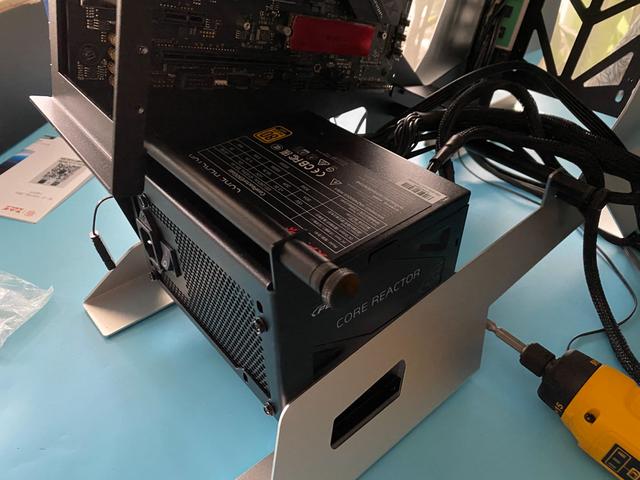 异形机箱好玩吗？装一个看看效果如何，大水牛铁血战士铝合金酷不